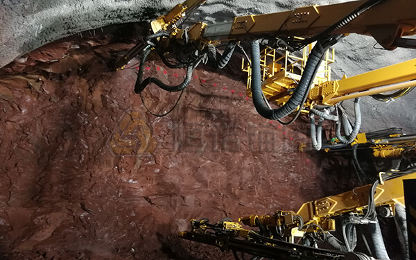 張吉懷鐵路丁王隧道自鉆式管棚支護(hù)項(xiàng)目三臂鑿巖臺(tái)車(chē)